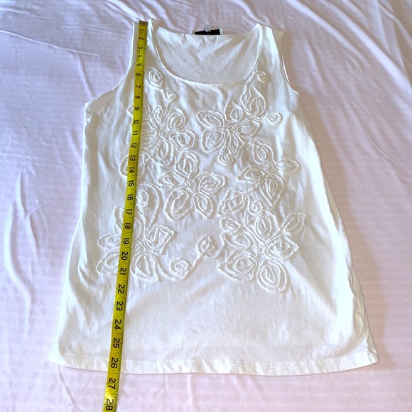 Jones New York white sleeveless top with application. Size small. - Picture 3 of 6